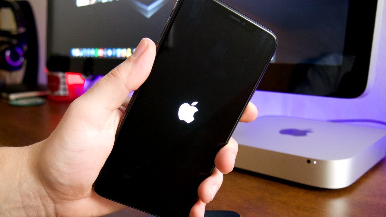 iPhone stecken am Apple-Logo